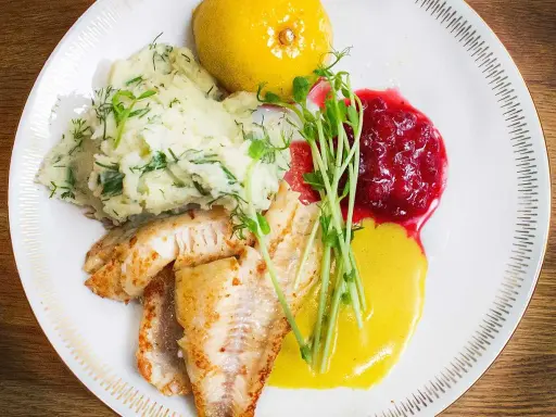Stekt abborre med potatismos, lingonsylt och citron. Ett klassiskt abborre recept som passar perfekt till helgen.
