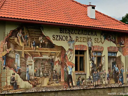 Mural przedstawiający sceny z życia szkoły rzemiosła, z ludźmi pracującymi i uczącymi się.