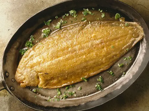 Un dorado lenguado a la meunière, recién salido de la sartén, con perejil picado.