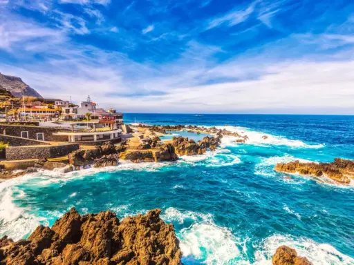 Madeira: Naturschwimmbecken an der Küste. Die Madeira Klimatabelle zeigt, dass die beste Reisezeit ganzjährig ist.