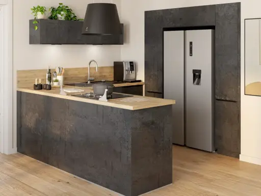 Îlot de cuisine moderne avec plan de travail en bois, idéal pour un deco plan de travail cuisine. Un réfrigérateur argenté et une hotte noire complètent l'ensemble.