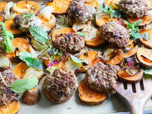 Ugnsbakade köttbullar på sötpotatis med lök och örter. En härlig majskolv i ugn-inspirerad rätt.