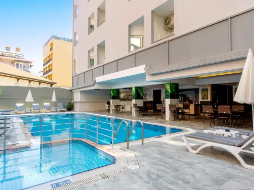 Basen i leżaki przy Diamond Hill Resort. Idealne miejsce na relaks i orzeźwienie.