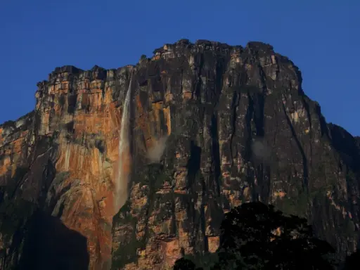 Wodospad Angel Falls, najwyższy wodospad świata, spada kaskadą z ogromnego, skalnego płaskowyżu w Wenezueli.