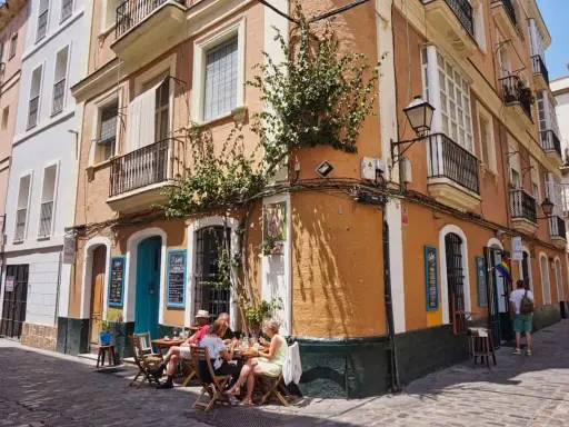 Gemütliche Straßencafés in Cádiz laden zum Verweilen ein, perfekt für eine Pause vom **Cadiz shopping**.