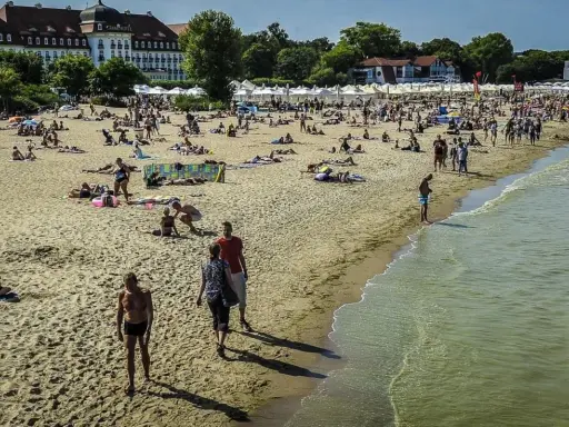 Kąpiel w Bałtyku: Bezpieczeństwo, sinice, GIS. Sprawdź, zanim wejdziesz!