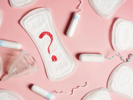 Pytajnik z krwi na podpaskach, tampony i kubeczek menstruacyjny. Czy to plamienie przed okresem?