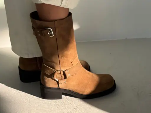 Brązowe zamszowe buty z klamrą i ozdobnym pierścieniem. Dowiedz się, jak dbać o zamszowe buty, by służyły latami.
