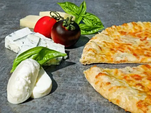 Świeża bazylia, pomidory i różne sery – idealne dodatki, co zamiast oregano do pizzy.