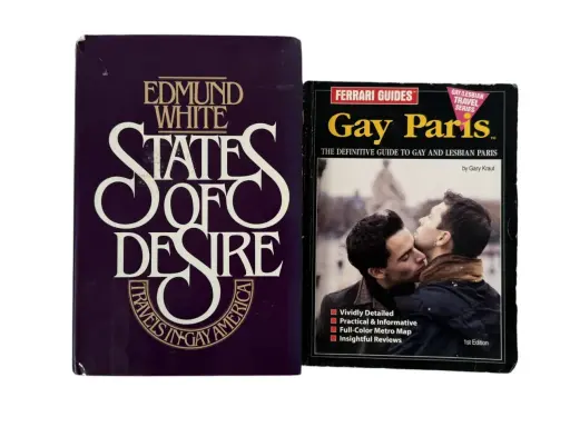 Dwie książki: "States of Desire: Travels in Gay America" Edmunda White'a i przewodnik "Gay Paris" z serii Ferrari Guides, który jest książką o gejach.