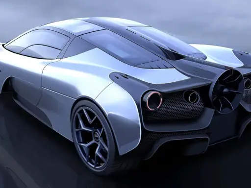 Der Gordon Murray T.50, ein Meisterwerk der Ingenieurskunst, zeigt seine aerodynamische Heckpartie mit markantem Lüfter und roten Rückleuchten.