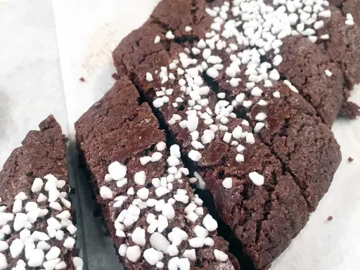 Chokladsnittar recept: Mörka, sega chokladkakor toppade med pärlsocker. Perfekta att baka till fikat!