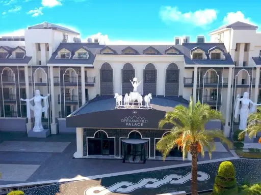 Wspaniały pałac Dreamworld Palace, ozdobiony posągami i palmami, zaprasza do krainy marzeń.