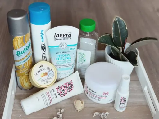 Tierversuchsfreier Shampoo-Bar mit Zitrone-Orange, Lavera Hydro Feeling Duschgel und Briogeo Haarpflegeprodukte auf einem Tablett.