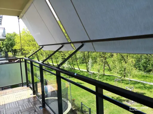 Nowy markiza to świetny sposób, jak osłonić balkon w bloku przed słońcem. Drewniana podłoga i szklane balustrady dodają uroku.