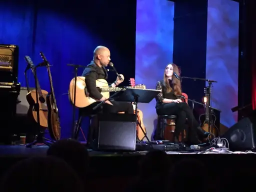 Melissa Horn barn på scen i Sverige, med gitarr och mikrofon.