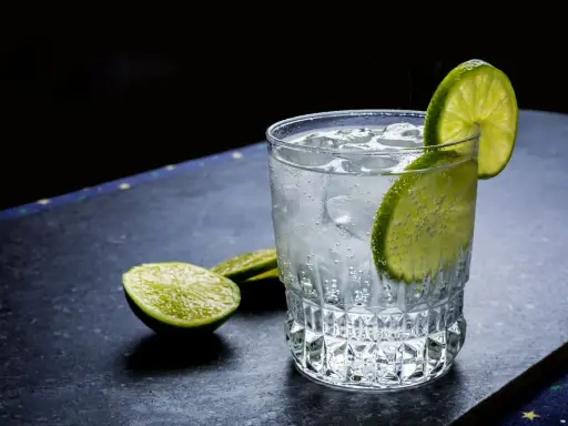Ein erfrischender Gin Tonic, perfekt gemixt mit Eis und Limettenscheiben.