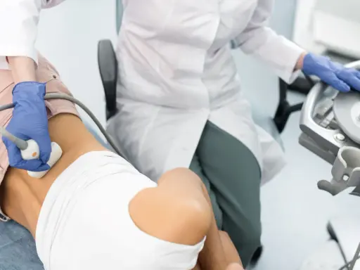 Lekarz wykonuje USG pacjentowi, który znajduje się na liście oczekujących na przeszczep nerki.