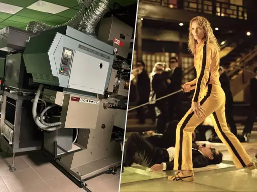 Proyector de cine 70 mm junto a una escena de "Kill Bill" con Uma Thurman.