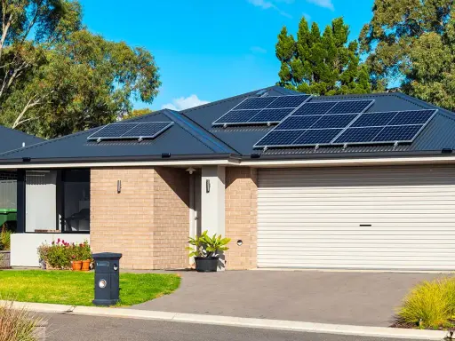 Maison avec panneaux solaires sur le toit. Un bon exemple pour savoir quel type de panneau solaire choisir pour une installation résidentielle.