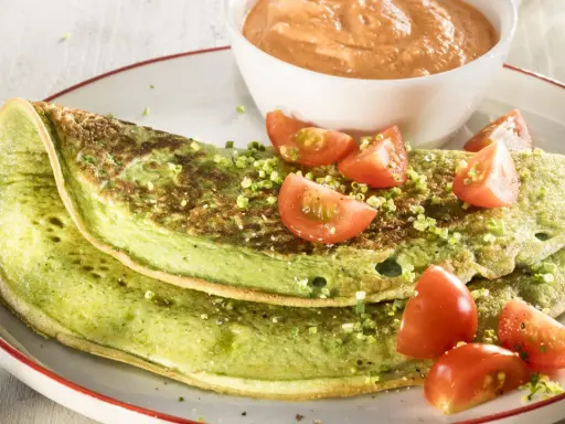 Grünes Omelett mit Tomaten und Dip. Ein einfaches Omelette Rezept für ein gesundes Frühstück.