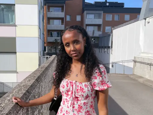 Ayaan Ahmed i en blommig klänning på en solig dag i Sverige.