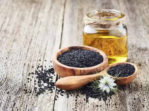 Olej z czarnuszki na co pomaga? Zobacz, jak czarnuszka i jej olej wspierają zdrowie.