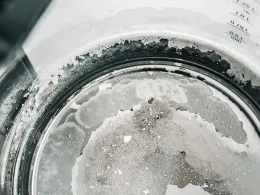 Dépôt calcaire important au fond d'une bouilloire, témoignant d'une forte unité dureté eau.