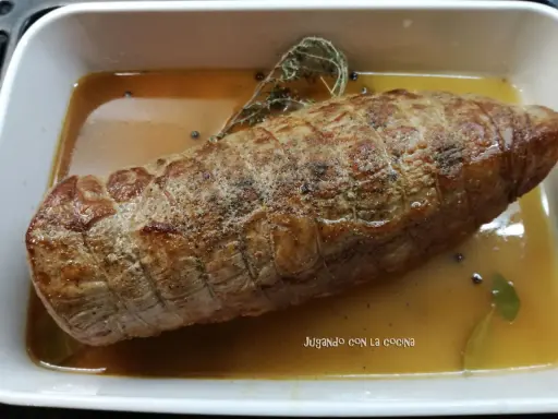 Redondo de ternera asado en su jugo, con hierbas aromáticas y granos de pimienta.