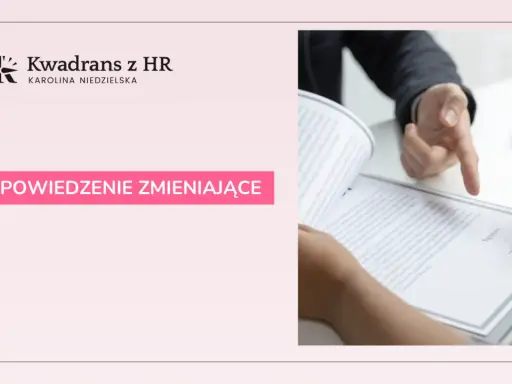 Dwie osoby analizują dokument, jeden wskazuje palcem na tekst. Na ekranie widnieje napis "WYPOWIEDZENIE ZMIENIAJĄCE".