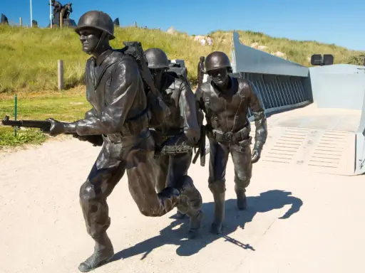 Bronzeskulpturen von Soldaten, die am Strand landen, erinnern an die Bedeutung des D-Days.
