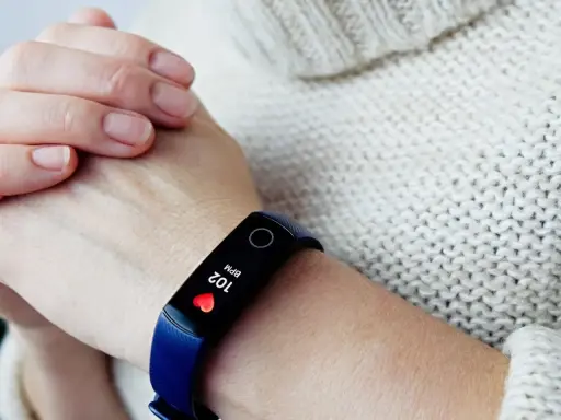 Opaska monitoruje puls 102 BPM. Wysoki puls może świadczyć o problemach z sercem.