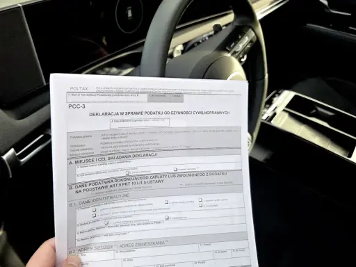Formularz PCC-3 w samochodzie, dotyczący kupna samochodu a urząd skarbowy.