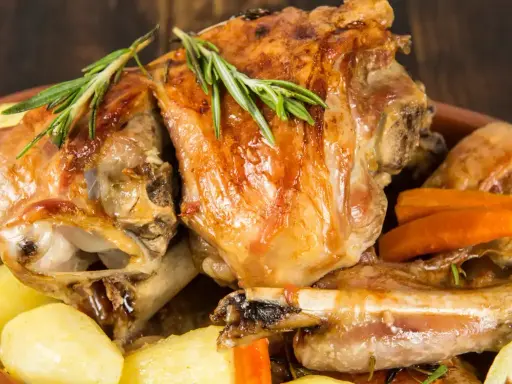 Cordero asado, patatas y zanahorias, un plato que evoca la comida típica de Burgos.