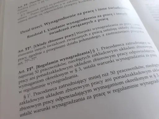 Zakładowy układ zbiorowy pracy a regulamin wynagradzania – tekst prawny omawia ustalanie wynagrodzenia i świadczeń pracowniczych.