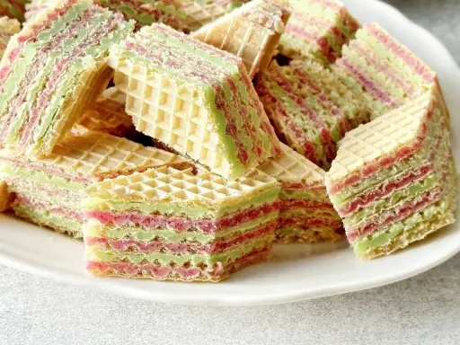 Kolorowe wafle z galaretką i śmietaną, idealne na deser. Ten przepis na wafle z galaretką i śmietaną zachwyci każdego!