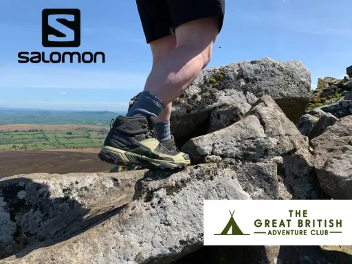 Buty **Salomon X Ultra 5 Mid GTX** na kamienistym szlaku, gotowe na przygodę.