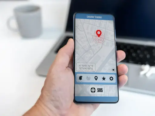 Aplikacja "Locator Tracker" pokazuje, jak zlokalizować telefon po numerze. Na ekranie widoczna jest mapa z pinezką wskazującą lokalizację.
