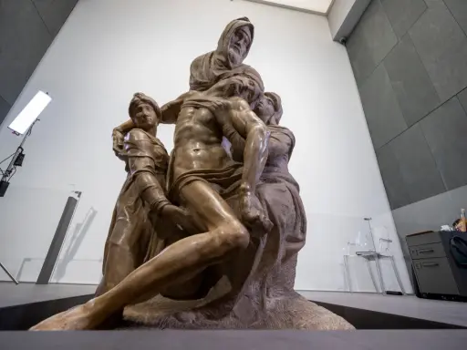 La Piedad de Bernini, una escultura de mármol que representa a Cristo muerto en brazos de María, con otras figuras.