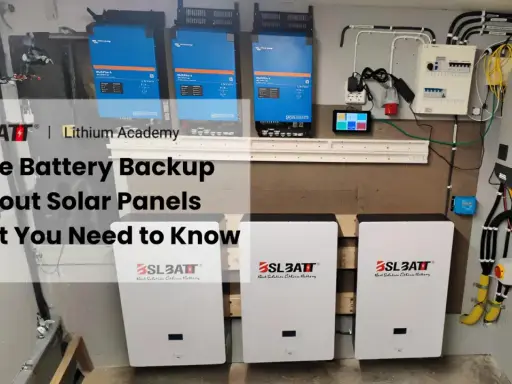 Här visas ett system för batteribackup i hus, med tre vita batterienheter och flera blå växelriktare monterade på väggen.