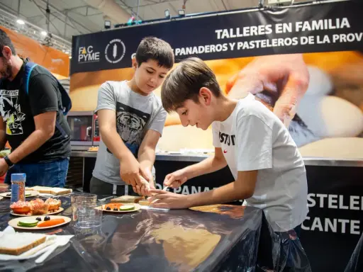 Niños aprendiendo a hacer sándwiches en un taller familiar en Alicante. ¡Una actividad divertida para disfrutar en familia!