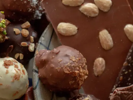 Assortiment de chocolats, dont des truffes pistaches et amandes, une spécialité Île-de-France gourmande.