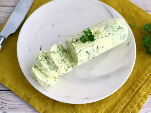 Beurre maître d'hôtel prêt à être dégusté. Une recette simple pour sublimer vos plats.