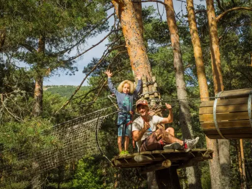 Padre e hijo disfrutan de un parque de aventuras, ¡excelentes planes con niños para este fin de semana!