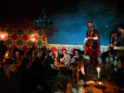 En medeltida fest med underhållning och mat på en av Stockholms roliga restauranger.