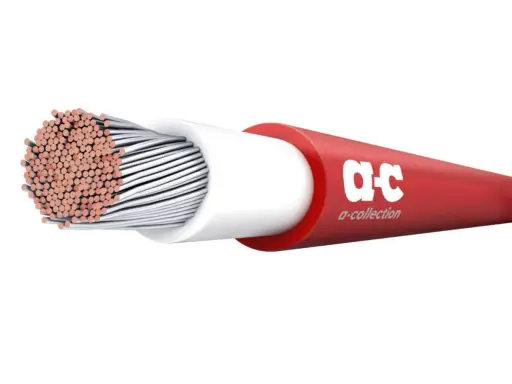 En röd solcellskabel 4mm2 med vit isolering och koppartrådar synliga i änden. Logotypen "a-collection" syns på kabeln.