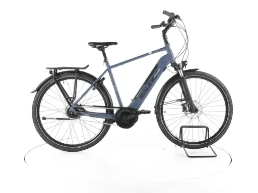 Szary rower elektryczny marki Raleigh, idealny do miejskich podróży. Raleigh rower co to za firma? To znany producent rowerów z tradycjami.