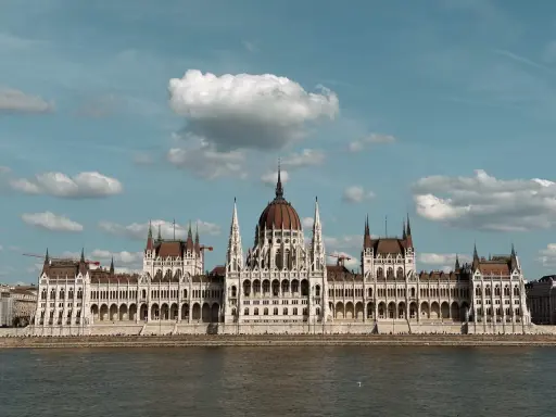 Wspaniały Parlament w Budapeszcie, idealne miejsce, by zacząć zwiedzanie i odkrywać, co robić w Budapeszcie.