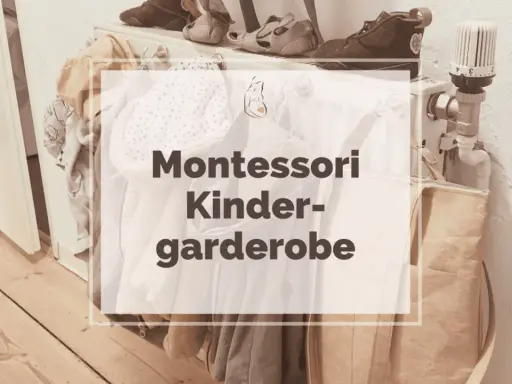 Eine Montessori Kindergarderobe selber bauen ist einfach! Hier siehst du eine selbstgemachte Garderobe mit Kleidung und Schuhen für Kinder.