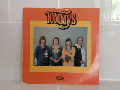Tommys, svenska dansband från 70-talet, poserar i sina glammiga scenkläder.
